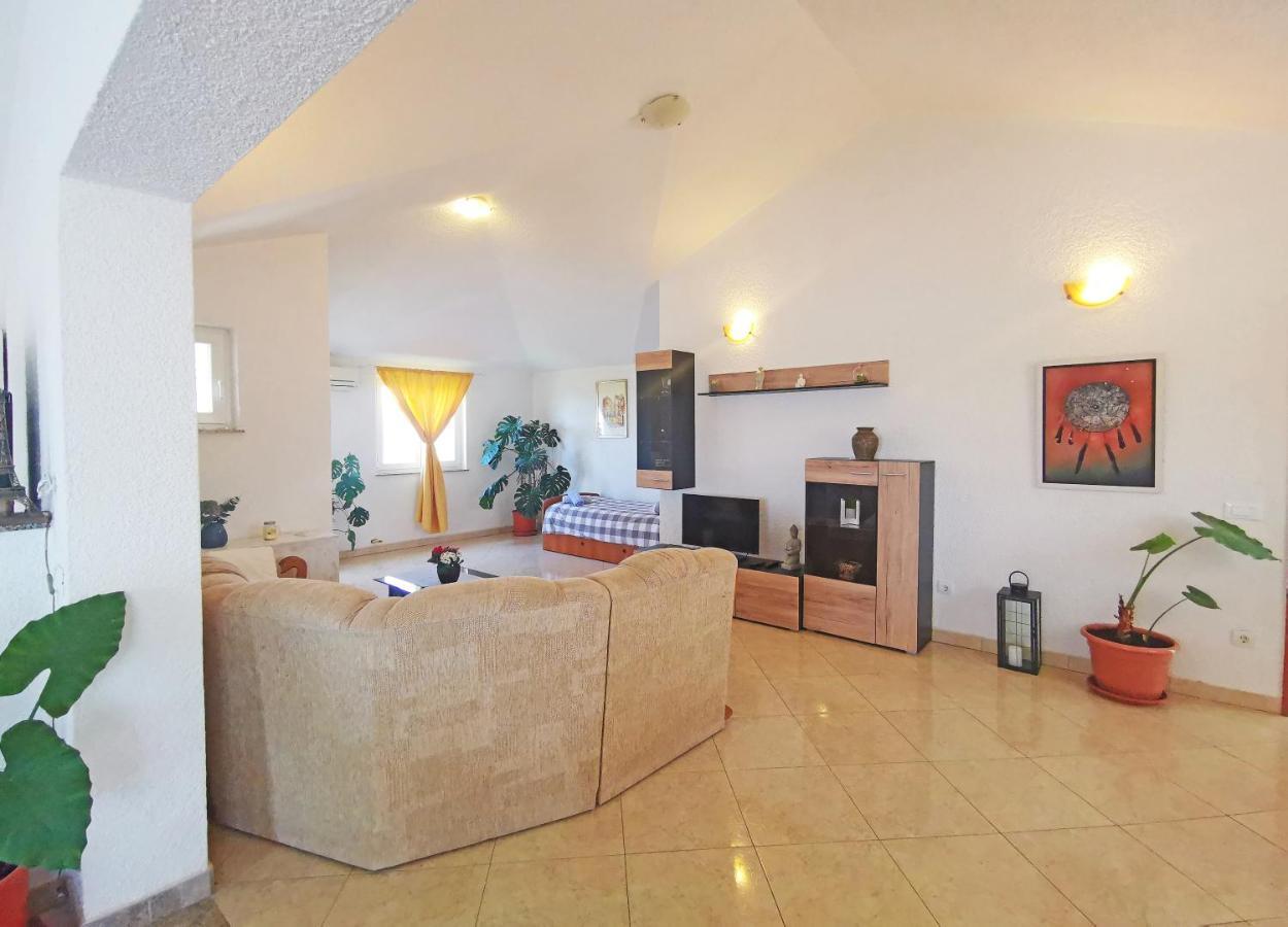Luna Apartment
